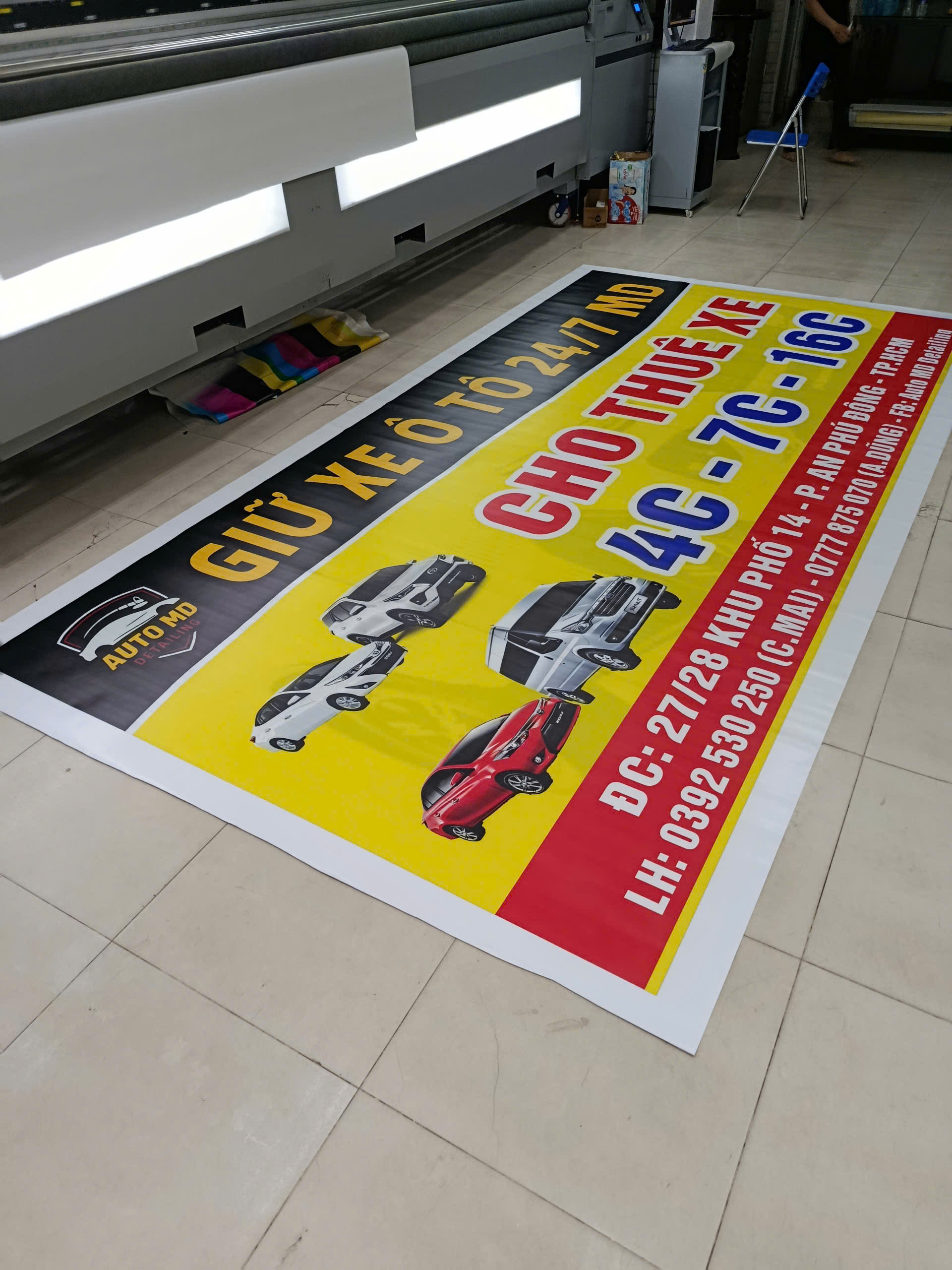 Bảng hiệu bãi giữ xe ô tô 4x2m in UV trên bạt 2 da xám, dán mép đóng khoen 4 góc, bền đẹp ngoài trời, chống nước và chống phai màu.