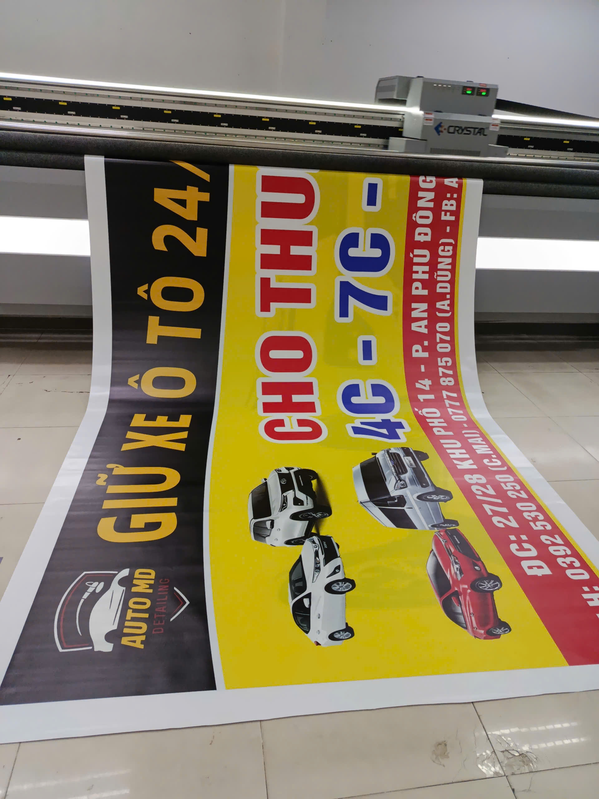 Bảng hiệu bãi giữ xe ô tô 4x2m in UV trên bạt 2 da xám, dán mép đóng khoen 4 góc, bền đẹp ngoài trời, chống nước và chống phai màu.